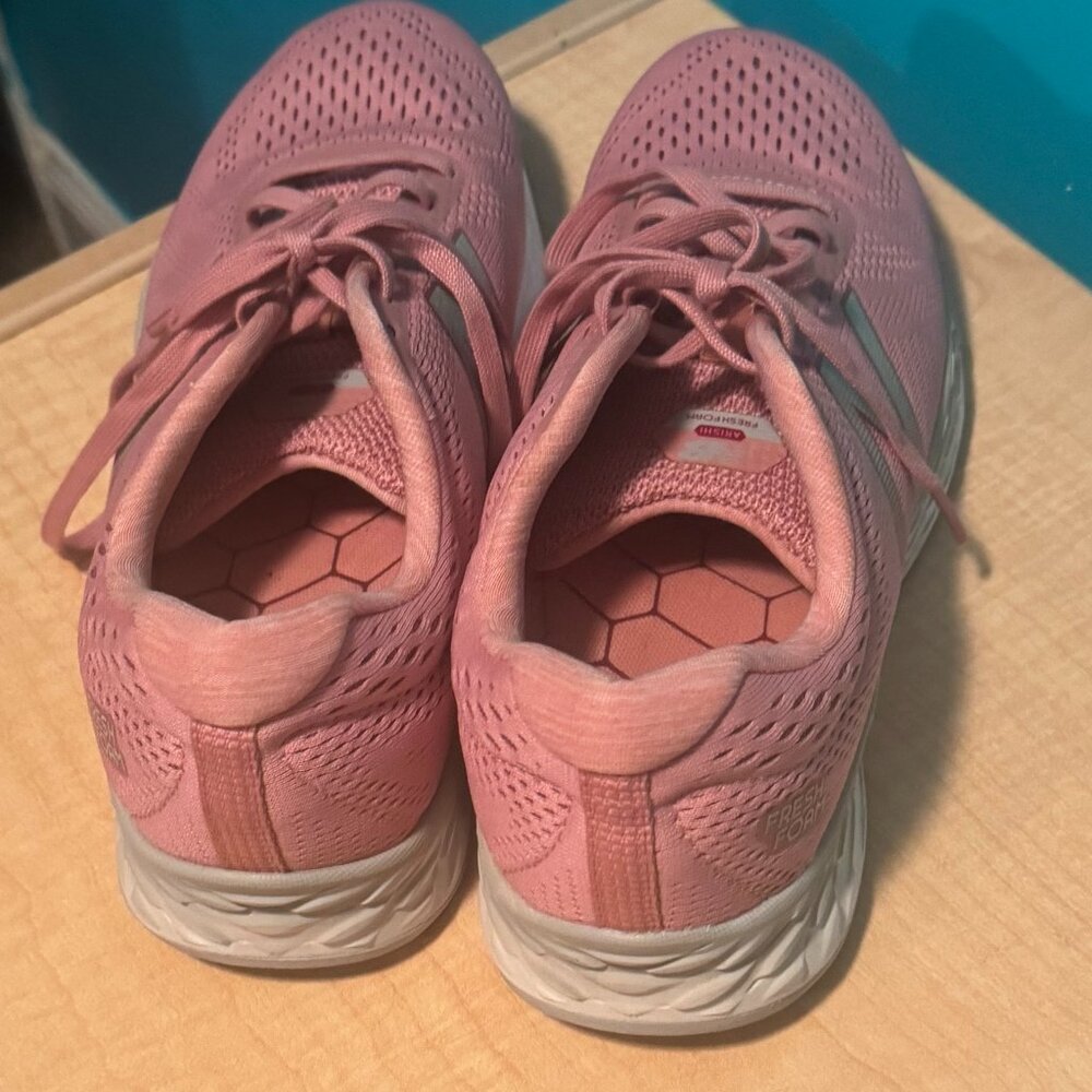 New Balance Sneakers - Women's 9 - Picture 2 of 4